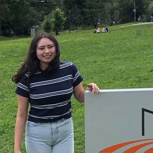 Studentin am Uni Schild
