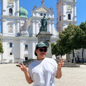 Studentin vor dem Passauer Dom