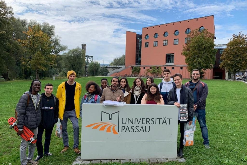 Gruppenbild auf der Innwiese hinter Uni-Logo